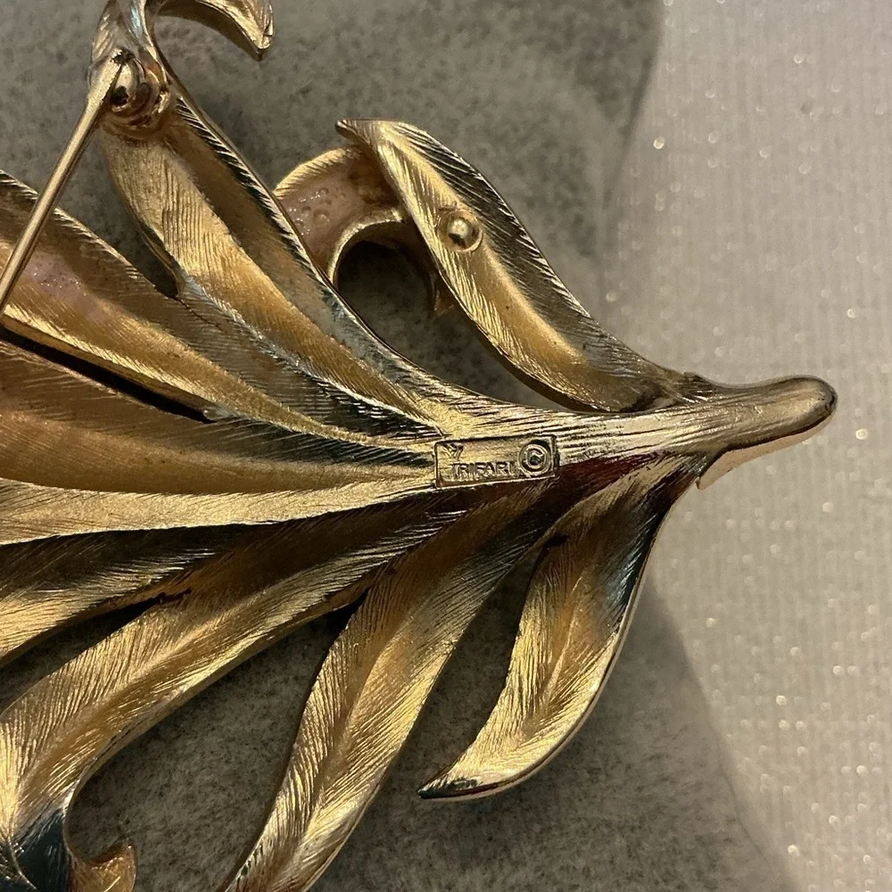 Crown Trifari Vintage Gold Tone Feather Leaf Flame Brooch